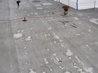 Obr. 2: Degradácia fólie z PVC-P (s kašírovanou textíliou) lepenej do horúceho asfaltu na pôvodné asfaltované pásy po 12 rokoch