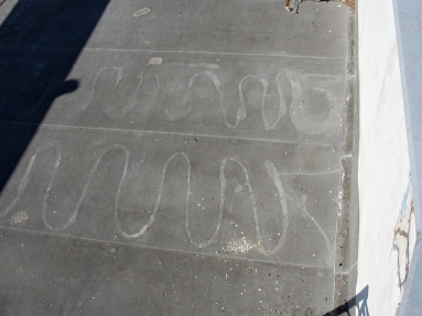Obr. 3: Lepenie fólie z PVC-P (s kašírovanou textíliou) k podkladu z polystyrénu pomocou asfaltu po 14 rokoch
