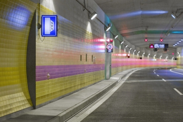 Dejvický tunel charakterizuje fialová barva vodicího obkladu