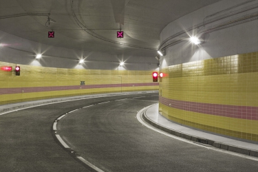 Dejvický tunel charakterizuje fialová barva vodicího obkladu