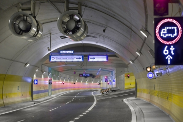 Brusnický tunel (žlutá) přechází do Bubenečského (modrá)