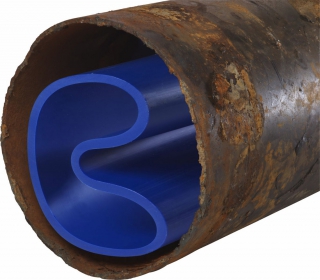 Tlakové roury Compact Pipe se ve výrobě předem tvarují, dodávají se navinuté na bubnech a ve tvaru C se vtahují do stávajících poškozených potrubí