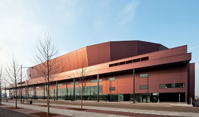 Sportovní Malmö Aréna ve Švédsku s ocelovou odvětranou fasádou a konstrukcí z finské oceli Ruukki