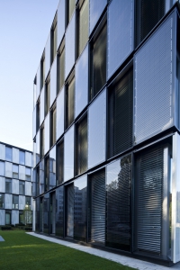 Pro různé typy fasády kancelářského objektu B.O.C. byly sestaveny speciální konstrukce založené na hliníkovém blokovém systému Schüco AWS 75 BS.HI, v kombinaci s na míru integrovanými fotovoltaickými panely. Foto www.rehfeld-fotografie.de.