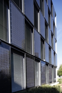 Pro různé typy fasády kancelářského objektu B.O.C. byly sestaveny speciální konstrukce založené na hliníkovém blokovém systému Schüco AWS 75 BS.HI, v kombinaci s na míru integrovanými fotovoltaickými panely. Foto www.rehfeld-fotografie.de.