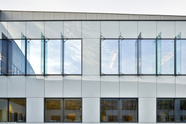 Lacobel T v extra bílé barvě vytvořil skleněné opláštění nově otevřeného technologického centra společnosti AGC v Belgii