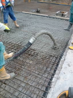Ukládka betonu Permacrete do stropní desky