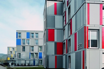 Jednotlivým budovám je přiřazeno primární barevné značení – žluté, modré a červené; areál kolejí sjednocují odstupňované šedé tóny; foto Schüco International KG