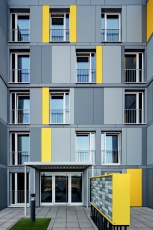 Nepravidelně rozmístěná okna oživují vzhled fasády pětipatrových budov; foto Schüco International KG