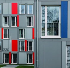 Okenní systém Schüco Alu Inside s izolačním trojsklem podporuje trvalý energetický koncept objektu a vykazuje špičkové hodnoty tepelné izolace  (Uf = 0,74 W/m² K) na úrovni pasivního domu; Nepravidelně rozmístěná okna oživují vzhled fasády pětipatrových budov; foto Schüco International KG