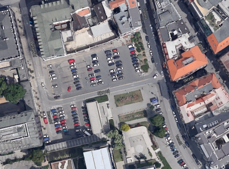 Nové podzemní parkoviště vznikne na místě nynější plochy pro venkovní parkování mezi ulicemi Veselá a Besední s vjezdem z Besední ulice. 