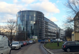 Budova Administrativního centra Kačerov snížila hluk z magistrály – foto z prosince 2014