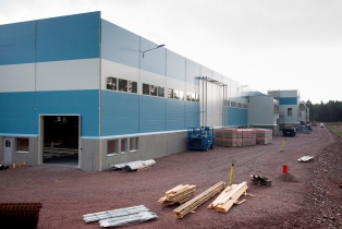 Nová výrobní hala společnosti Scania ve švédském městě Oskarshamn bude opláštěna sendvičovými panely od švédského koncernu Lindab