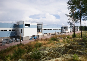 Nová výrobní hala společnosti Scania ve švédském městě Oskarshamn bude opláštěna sendvičovými panely od švédského koncernu Lindab