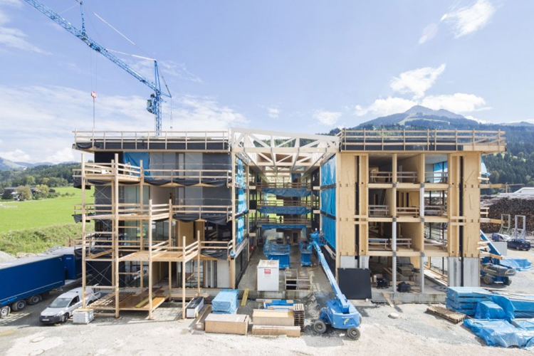 Odpočítávání do otevření nové administrativní budovy v St. Johannu právě začalo. Stavíme z dřevěných materiálů vlastní výroby, kde hlavním materiálem je deska OSB 4 TOP. Díky vysokému stupni přípravy trvá výstavba necelý jeden rok.