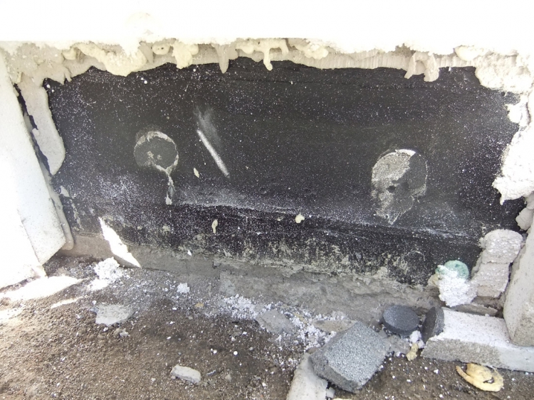 Obr. 3: Nedostatečná přídržnost cementových lepidel k asfaltovým podkladům