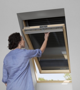 Manuální ovládání je ideální pro střešní okna, která máte v dosahu. I přes staženou roletu můžete mít pootevřené okno, aby vám dovnitř proudil čerstvý vzduch. Tím zlepšíte vnitřní klima a zabráníte tvorbě plísní.