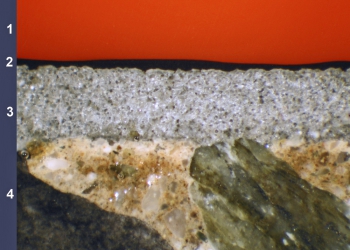 Obr. 6: Mikroskopický řez epoxicementovou ochrannou maltou s epoxidovým nátěrem po 17 letech – funkční ochrana, pouze úbytek tloušťky; 1 – fixační pryskyřice, 2 – Poxitar F, 3 – EpoCem, 4 – podkladní beton