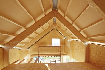 Obr. 9, 10: Podkrovní prostor a konstrukce střechy z KVH hranolů