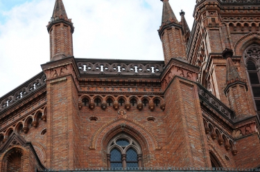 Obr. 2: Detail bezchybne zhotovenej fasády na novogotickom evanjelickom kostole Marktkirche vo Wiesbadene (Nemecko)
