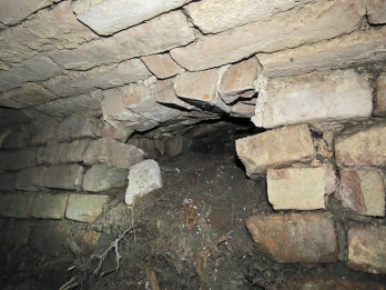 Obr. 3: Cihelná šachta pod vpustí zaústěná do kanálu, zdivo se rozpadá a dešťová voda prosakuje do okolního zdiva a kleneb