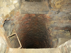 Obr. 8: Kruhová šachta (studna) propojující sběr vody odvodňovacích kanálů (štol) při jižní a východní straně terasy do cihelných kanálů pod podlahou katakomb