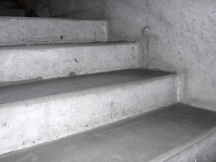 Monolitické schodiště z pohledového betonu