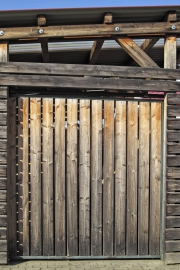 Obr. 5: Vliv konstrukčního řešení – přesahu střechy na snížení barevné změny dřeva