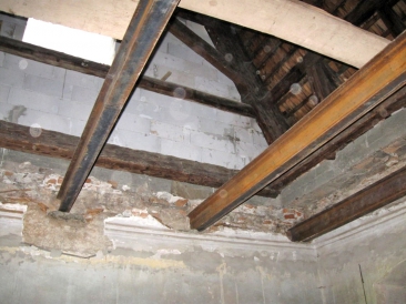 Obr. 7: Výskyt poškození způsobené dřevomorkou domácí: A – povrchové mycelium a vnitřní poškození hnědou hnilobou dřeva, kterou způsobuje, B – nutná asanace a výměna poškozeného stropu