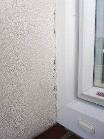Obr. 1–4: Chybné napojení okenního rámu nebo parapetu (bez napojovacích lišt a těsnicích pásek) na stěnu či zateplovací systém – vliverm teplotní dilatace rámu nebo parapetu brzy dochází ke vzniku trhlin a následnému zatékání do konstrukce