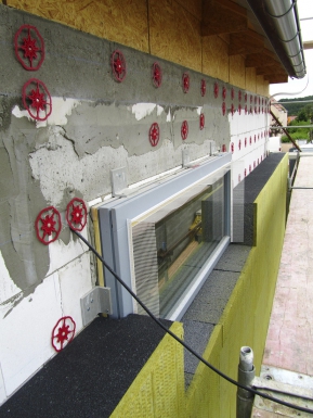 Obr. 6, 7: Detaily použití napojovacích lišt a pásek u stavby pasivního domu se zateplením (Isover TWINNER tloušťky 300 mm)