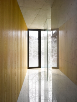 Kombinace materiálů: sklo, dubové dřevo, mramor a pohledový beton