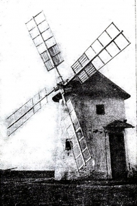 Původní stav větrného mlýna u Spálova na dobové fotografii