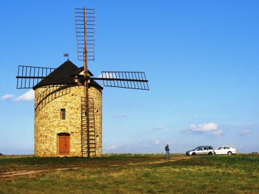 Replika větrného mlýna u Jalubí je hotova