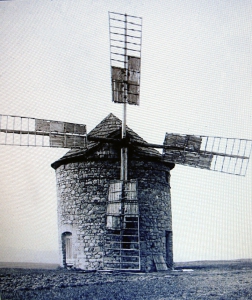 Původní stav větrného mlýna u Jalubí na dobové fotografii