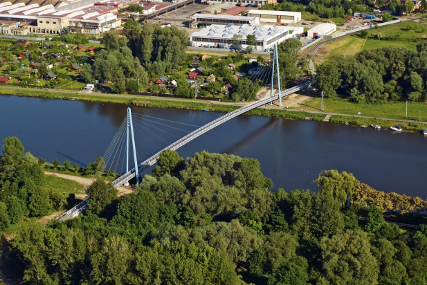 Město Čelákovice se rozhodlo zajistit komfortní a bezbarierový přístup na pravý břeh řeky pro pěší, cyklisty a vozidla integrovaného záchranného systému novou lávkou, která je součástí Labské cyklostezky