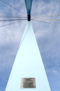 V horní části jsou závěsy kotveny do výztuh, spojujících obě části pylonu