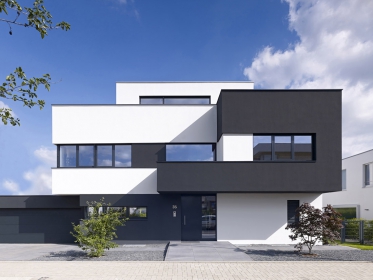 Skulpturální pojetí rodinného domu v Kolíně nad Rýnem za použití systémového řešení Schüco AWS 70.HI
