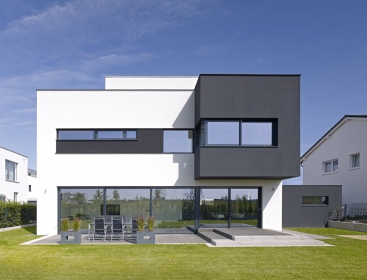 Skulpturální pojetí rodinného domu v Kolíně nad Rýnem za použití systémového řešení Schüco AWS 70.HI