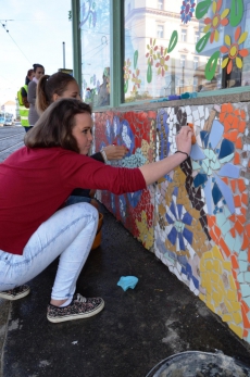 Šedivou zastávku studenti oživili mozaikami z obkladů RAKO 