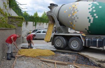 Betonáž parkovacího stání ze žlutého betonu