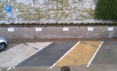 Parkovací stání; zleva beton z bílého cementu; UHPC; žlutý beton; běžný beton