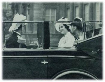 Král Jiří VI. a královna Alžběta ve Versailles ve voze s třívrstvým plochým sklem