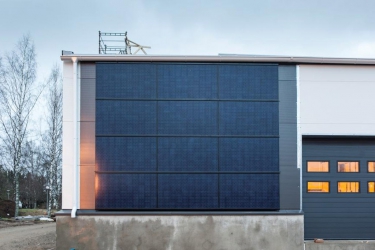Pohled na fotovoltaické kolektory systému Ruukki On-Wall Solar – jde o dodatečně (add-on) montovatelný systém