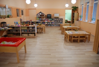 Brněnská školka s přírodní ekologickou podlahou Wineo PURLINE a podlahovým vytápěním