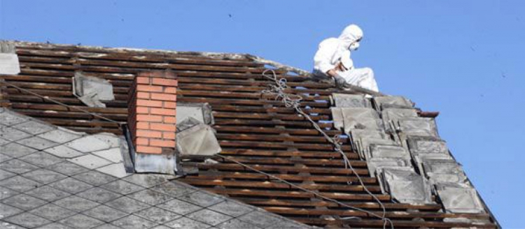 Při výměně staré eternitové střechy dodržujte normy bezpečnosti práce