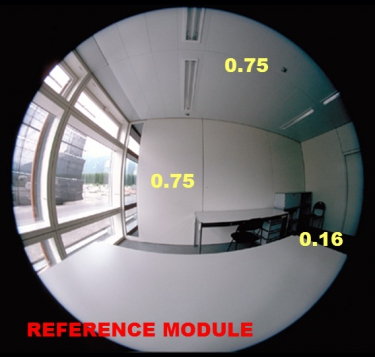 Obr. 9: Porovnanie úrovní osvetlenia experimentálnych modulov pri výskumu na Polytechnickej univerzitě v Lausanne; a – referenčný modul;  b – modul s anidolickým systémom osvetlenia