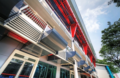 Obr. 10: Zero Energy Building (ZEB) v Singapuru. ZEB je experimentálna budova Building and Construction Academy, ktorá využíva viaceré pasívne a aktívne energetické systémy. Dokáže pokryť s rezervou svoju vlastnú spotrebu a prebytečnou energiou zásobuje ďalšie objekty kampusu. Využíva aj anidolický systém osvetlenia pro distribúciu prirodzeného svetla do vnútra budovy. Autorom koncepcie a riešenia je singapurske štúdio DP Architects.