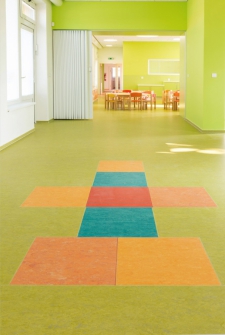 Barevné řešení prostor je navrženo v kombinaci více barev (červené, oranžové, žluté a zelené). Většina barev nepřímo navazuje na venkovní vzhled mateřské školy.