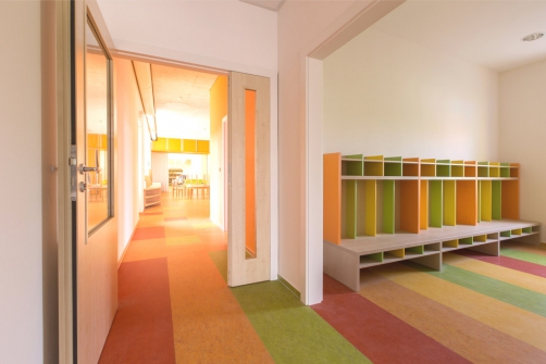 Barevné řešení prostor je navrženo v kombinaci více barev (červené, oranžové, žluté a zelené). Většina barev nepřímo navazuje na venkovní vzhled mateřské školy.